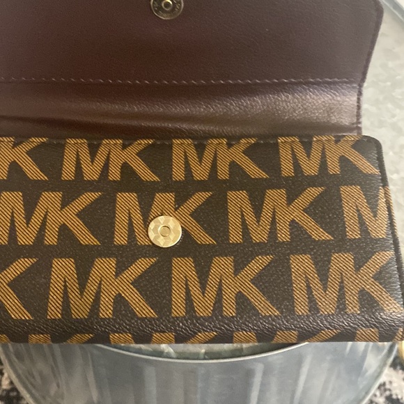 Michael Kors Fold Over Snap Closure Wallet. MK Logo on outside. Great Condition - Picture 10 of 16